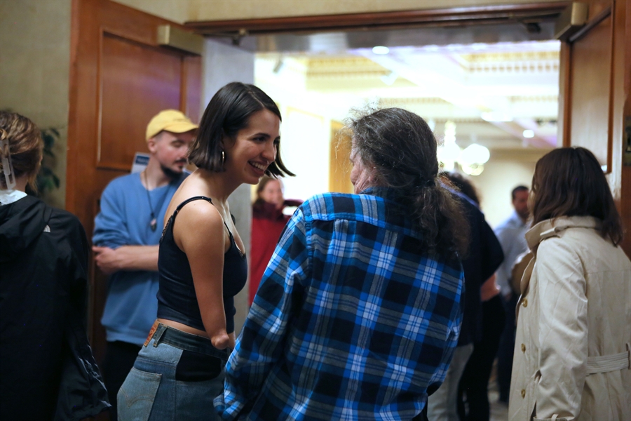 Victoria chats with fans