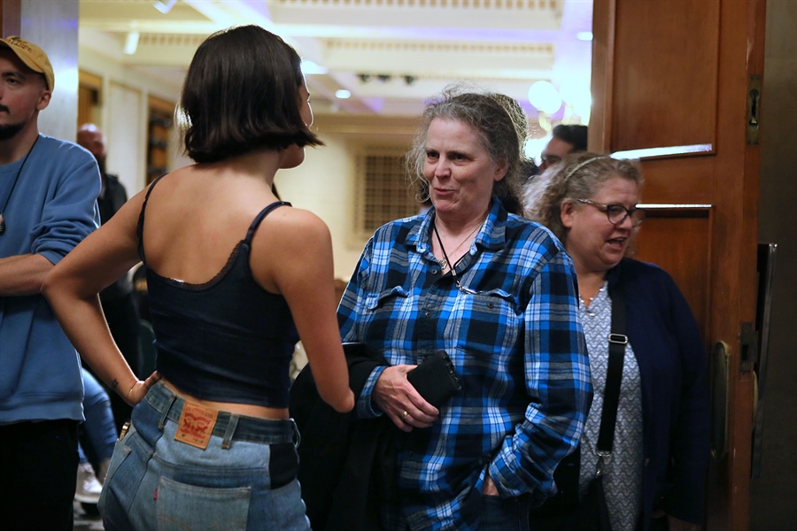 Victoria talks to a fan